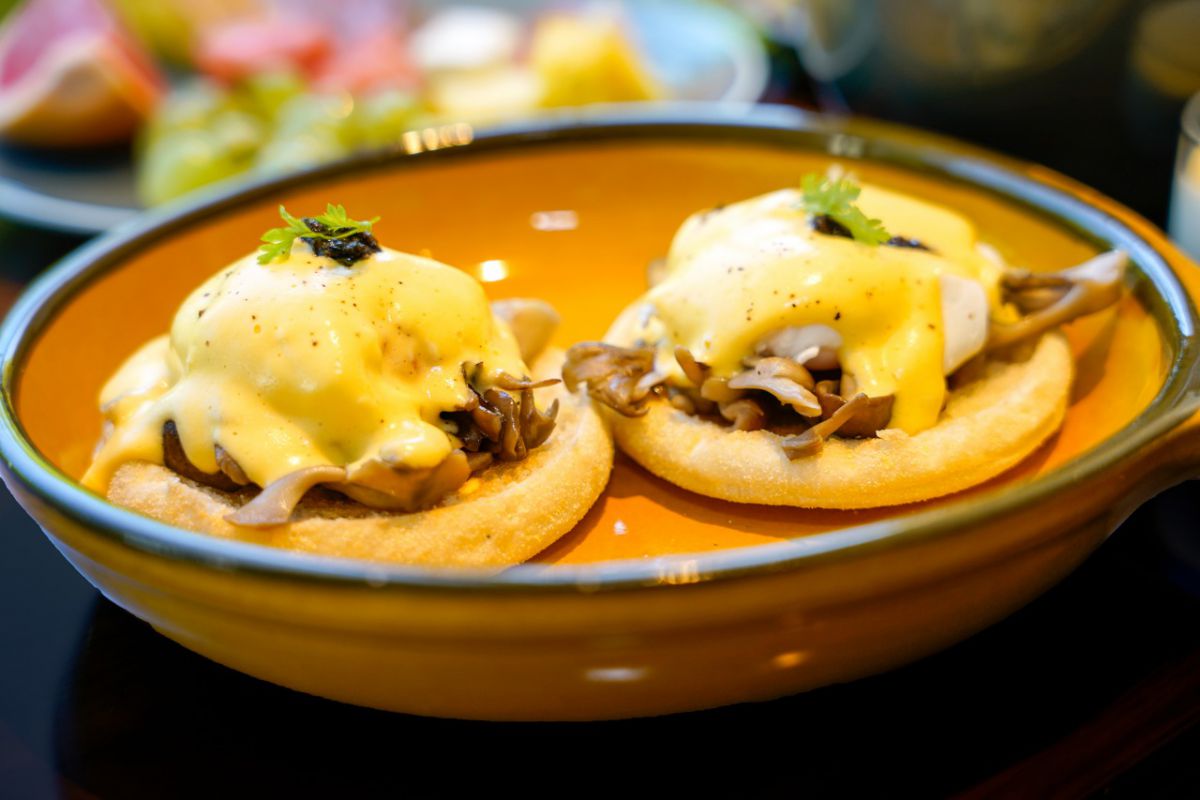 メインの「エッグベネディクトセット」はハム、サーモン、トリュフ（写真）からチョイス