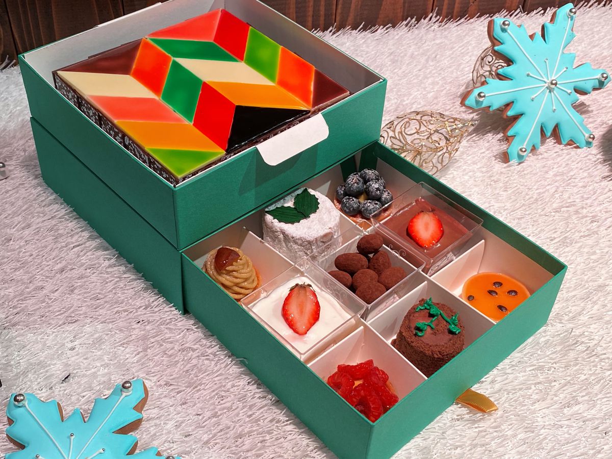 「アソートケーキボックス」限定50台／12.3cm×12.3cm×2.3cmが2段 1万3000円