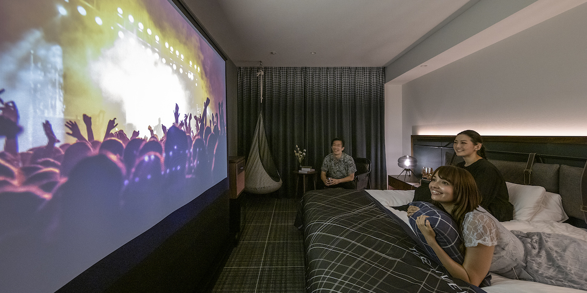 ホテルで映画やライブ視聴♪大画面スクリーン付き特別ルームが「THE LIVELY 東京麻布十番」に新登場