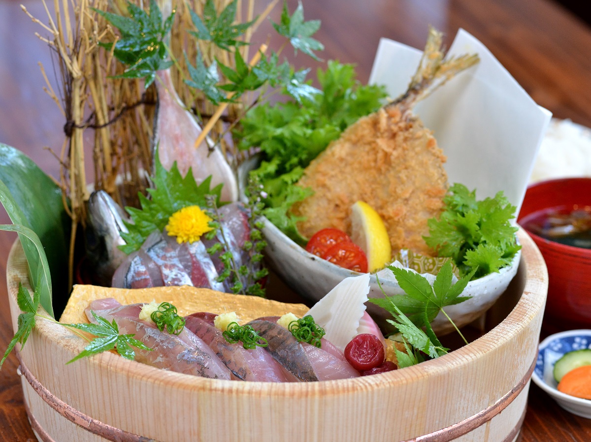 相模湾で水揚げされたアジ、曽我梅林の一口梅酒、梅干しを味わえる「小田原鯵定食(1,500円)」 