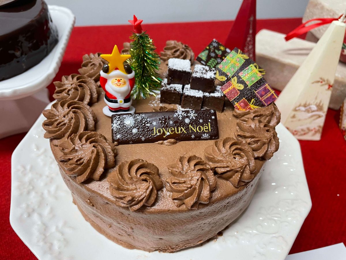 柿の木坂 キャトル「Xmas生チョコケーキ」（エキュート京葉ストリート） 直径15cm×高さ6cm 4300円