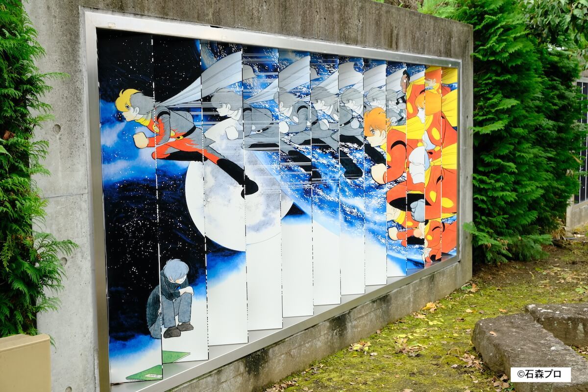 見る角度で絵が違うテーマウォール