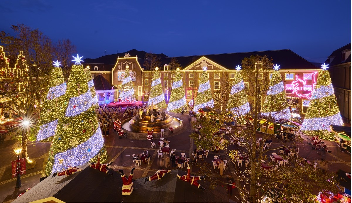 アトラクションタウンが、クリスマスタウンへ姿を変えます