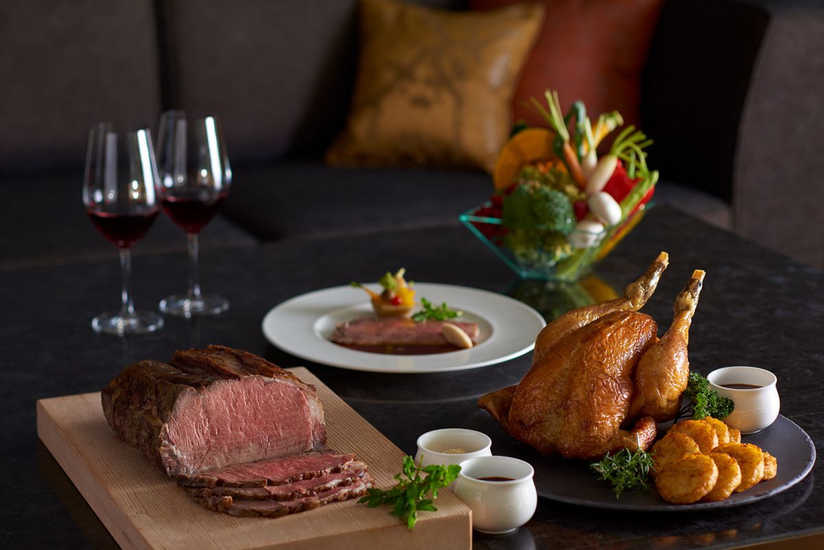 「ローストビーフ」(6名用・約1.2㎏)3万4560円※要予約、「ローストチキン」8640円※販売予定数100個、要予約。写真はイメージ