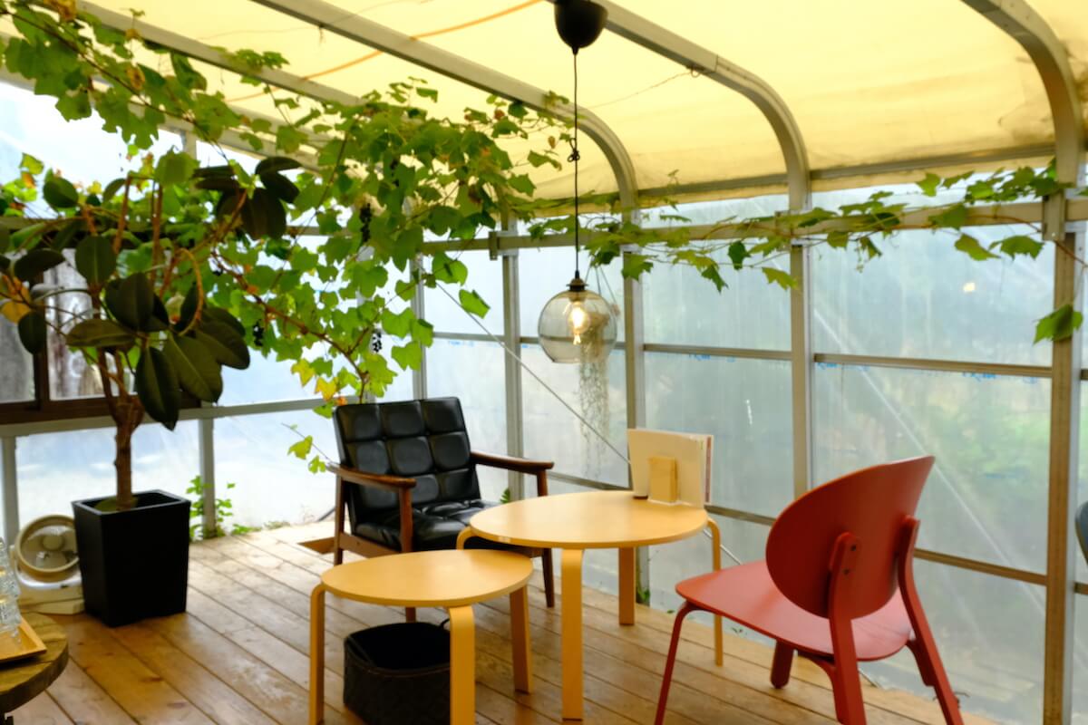 店内にはゆったりとくつろげるテーブル席も