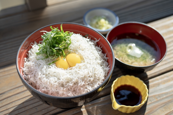 しらす丼960円（みそ汁、漬け物付き）