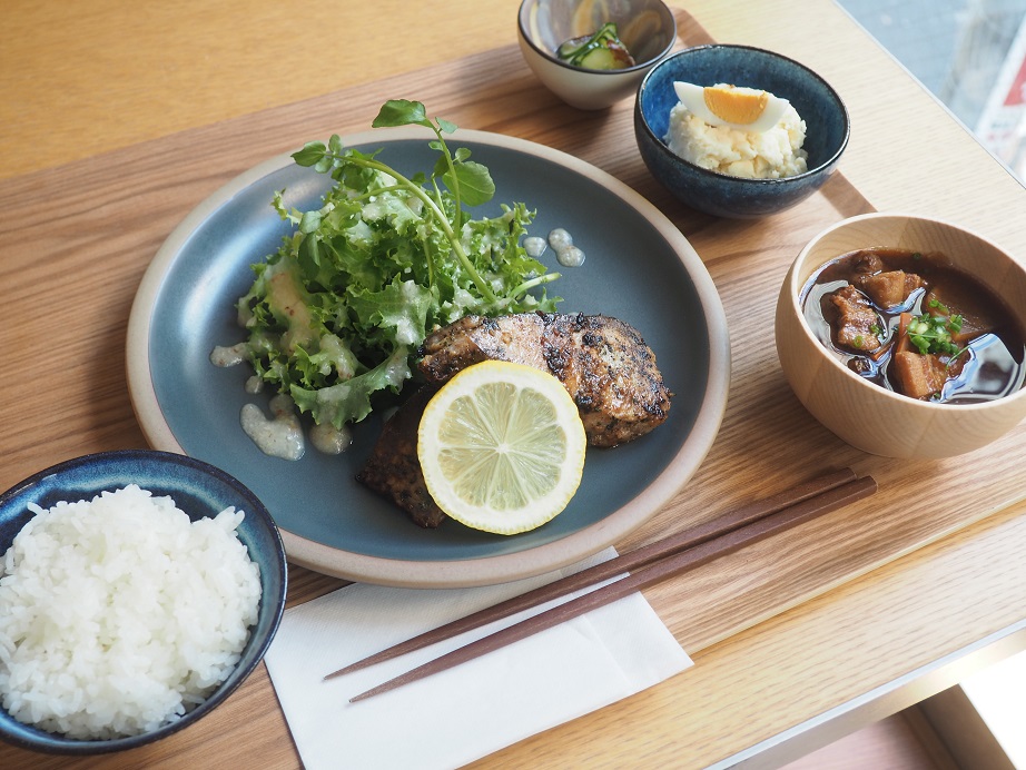 「日日定食」（写真のメイン料理は天然ブリ塩麹香草漬けのソテー）1200円※11～15時提供
