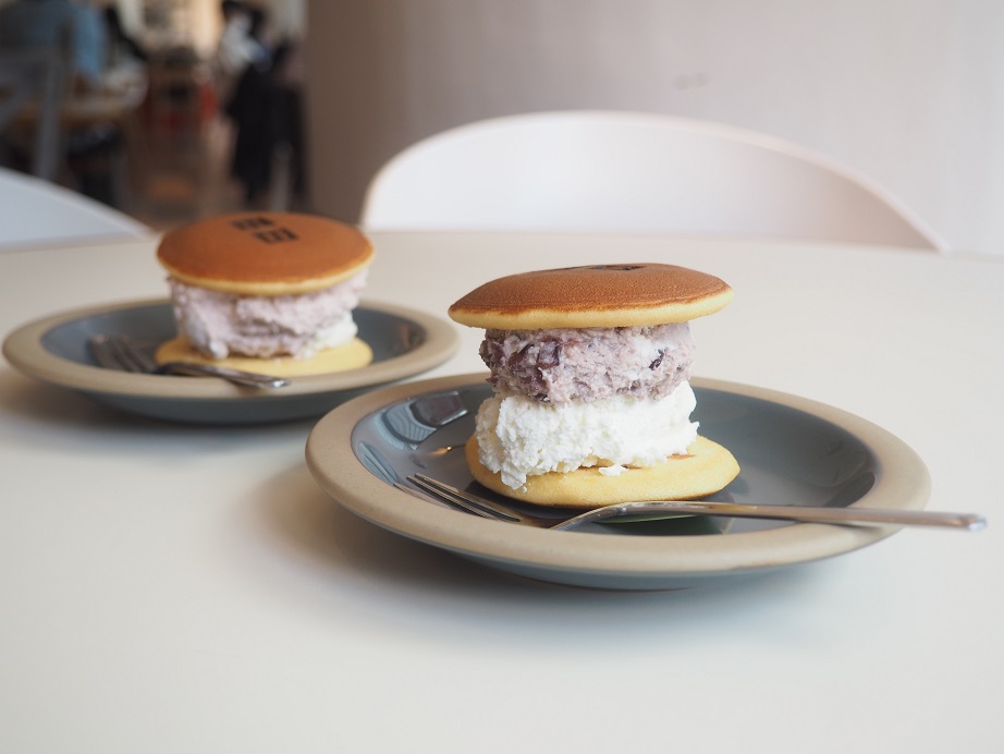 「日日名物 生どら焼き あんこ」（手前、300円）