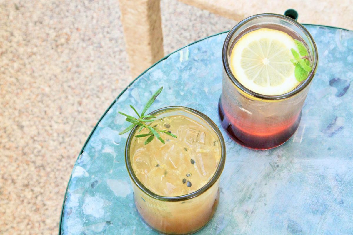 手前はハイビスカスコンブ茶、奥はウィークリーで変わるスペシャルコンブ茶で取材時にはローズマリーエッセンシャルオイルとファッションフルーツティー。