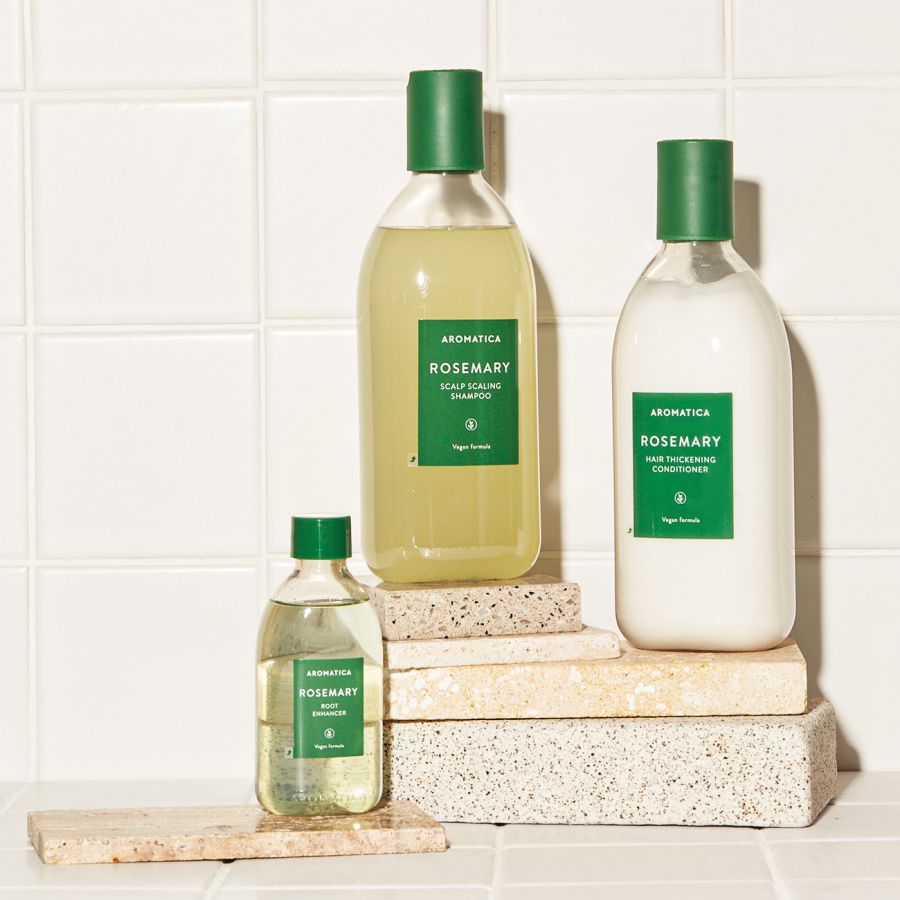 ローズマリー スカルプ スケーリング シャンプー400ml・20000ウォン/ローズマリー、松の葉、ジンジャー、タカサブロウ、バジル、コリアンダー、オレガノを直接煎じて配合され、よりスムーズに頭皮栄養を補給。