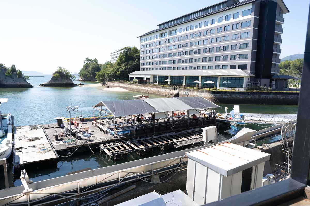 海側に設けられたテントで営業する「牡蠣小屋」