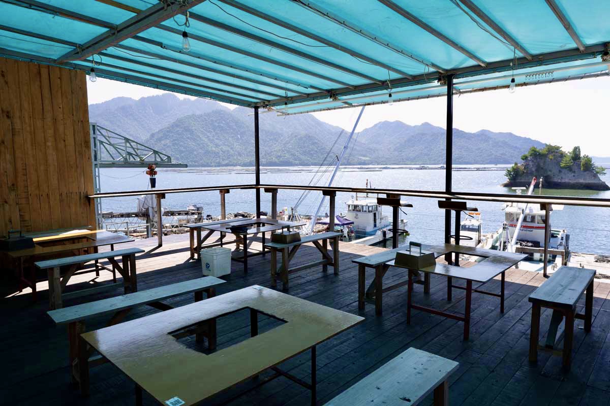 各テーブルで牡蠣をセルフで焼くスタイル