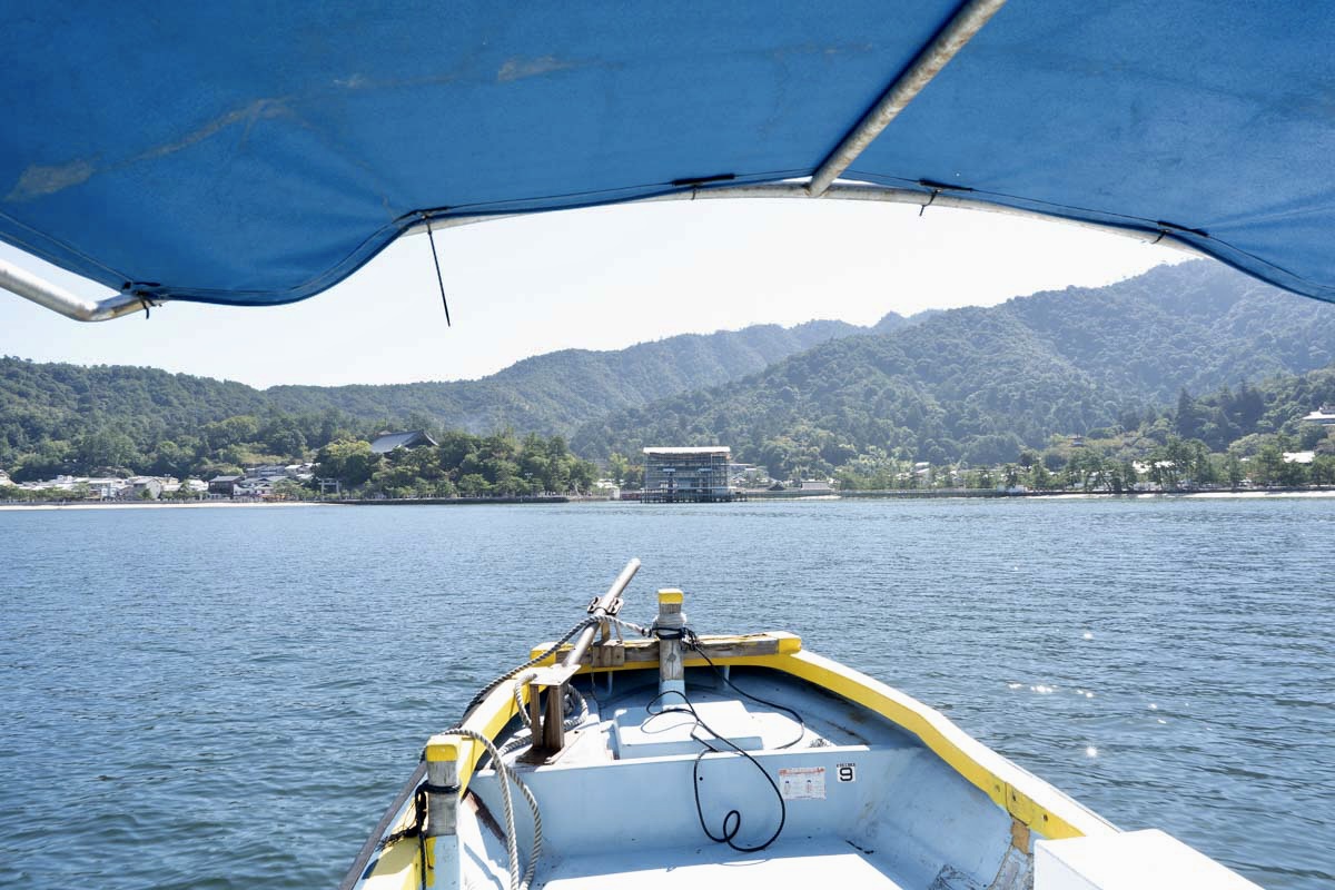船から見た修繕中の大鳥居