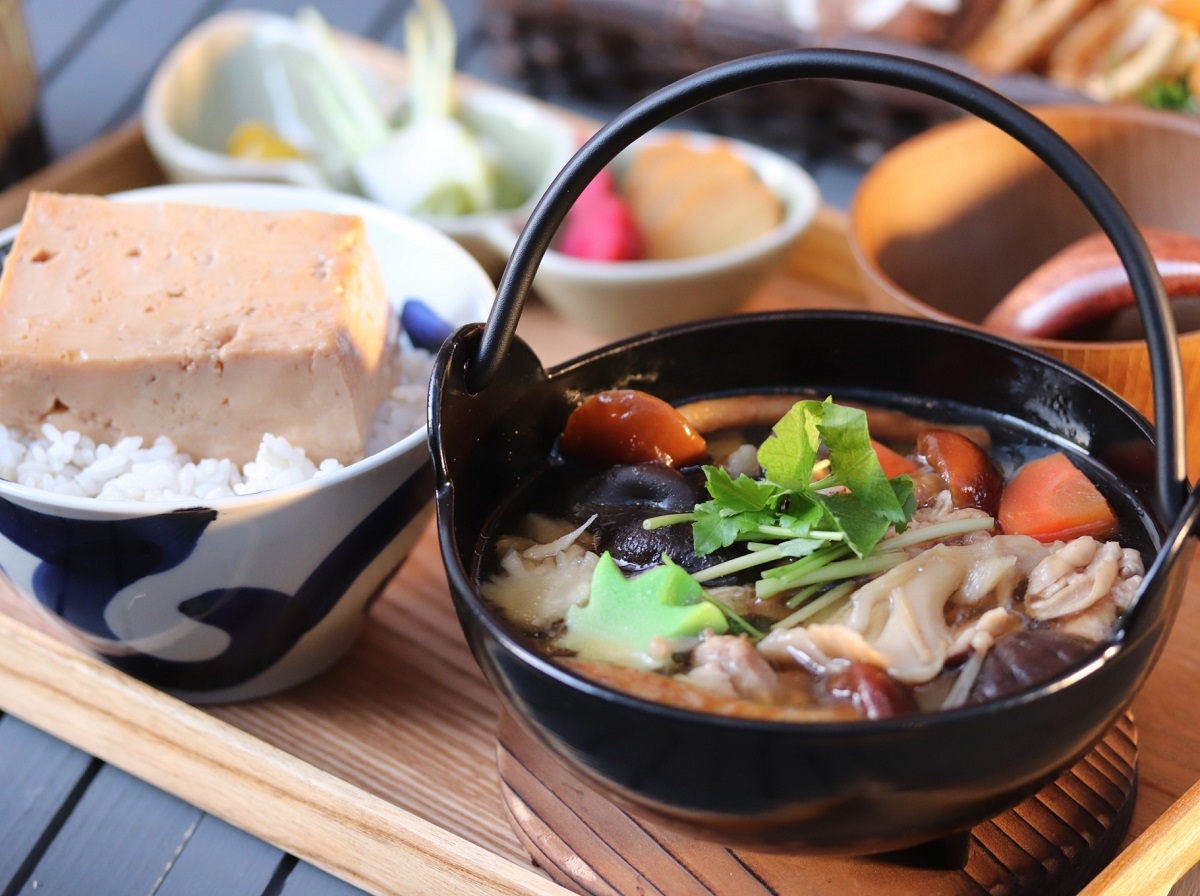 「豆富めし＆きの子汁の定食 1,680円」ごはんの上に味がしみしみのお豆腐がドン！きの子汁は薩摩赤鶏と5種類以上のキノコがたっぷり