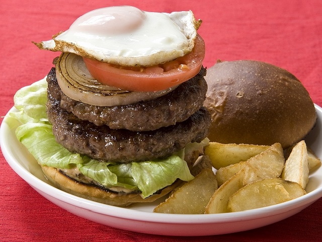 ニューヨークバーガー 2,420円。180gのBIGパティを2枚挟んだ大満足メニュー