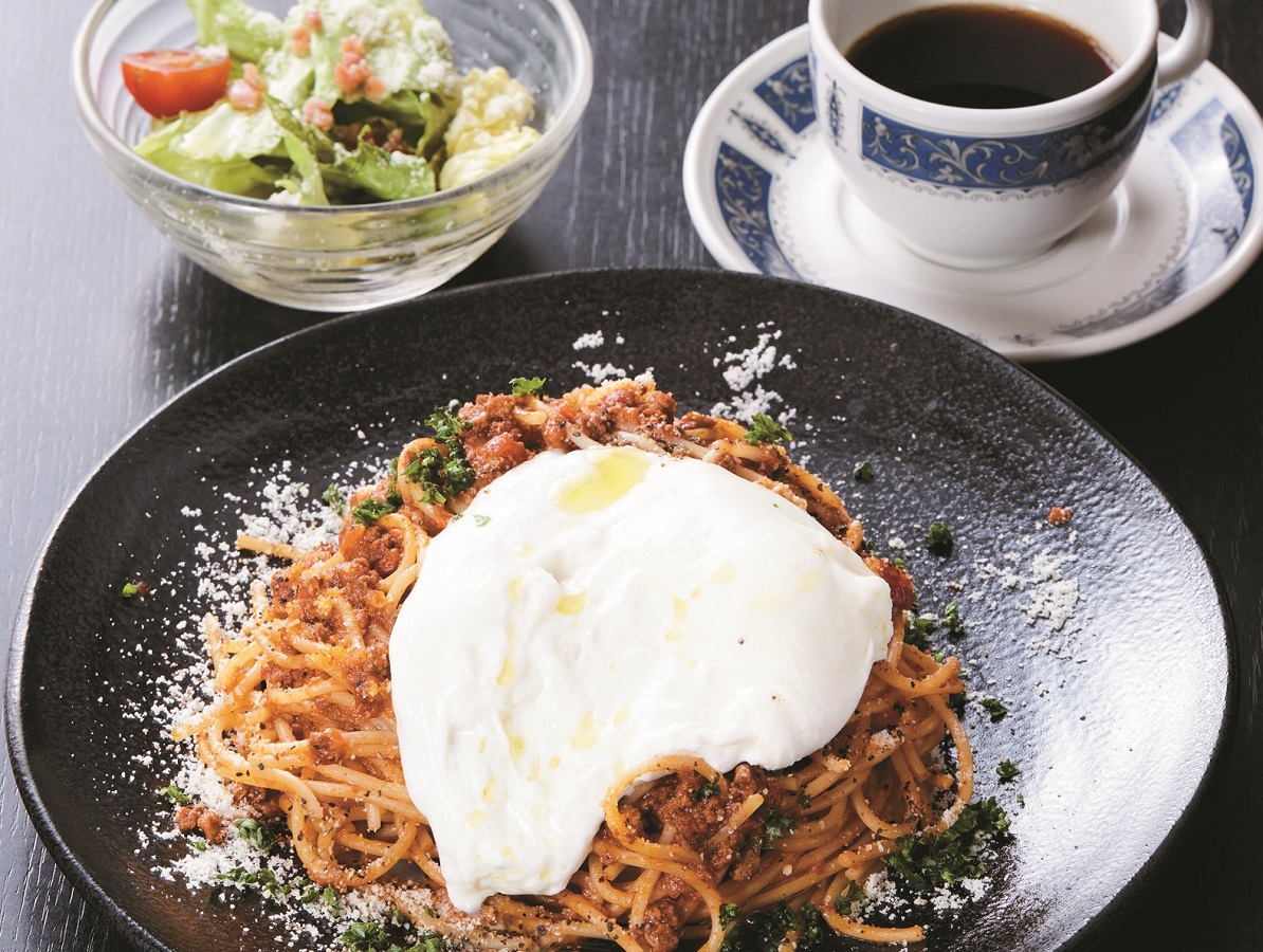 幻のブッラータのミートソース &yen;1,450。丸ごと1個使いで見た目のインパクトも大です！