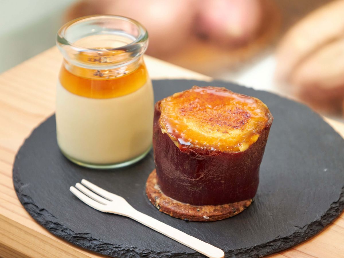 右から「丸太スイートポテト」500円、「いもはちプリン」400円