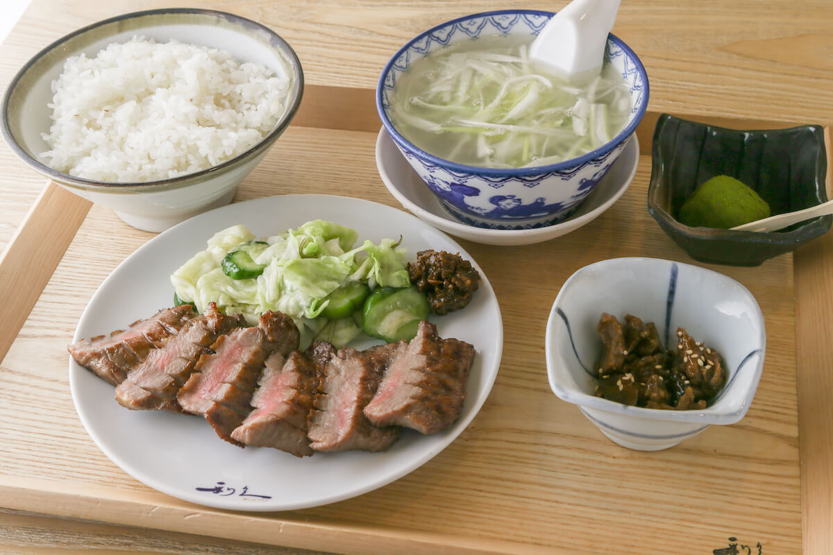 牛たん極定食 3509円（牛たん極焼、小鉢、麦飯、国産牛テールスープ、季節の和菓子）