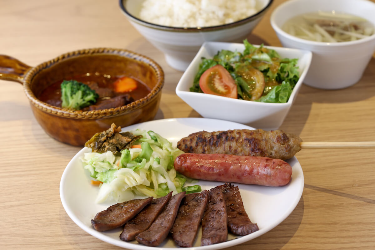 スペシャルセット 2515円（牛たん焼き6切、牛たんシチュー、牛たんつくね、牛たんソーセージ、サラダ、テールスープ、お新香、味噌南蛮、麦飯）