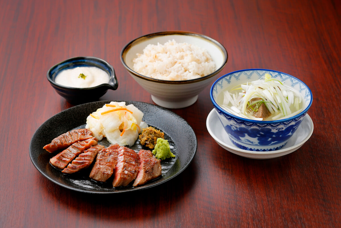 ぶっとい厚切り牛たんしお焼き定食 3950円　※1日10食限定　（牛たん焼き、麦めし、テールスープ、南蛮味噌、お新香、とろろ）（写真提供：JR東日本東北総合サービス）