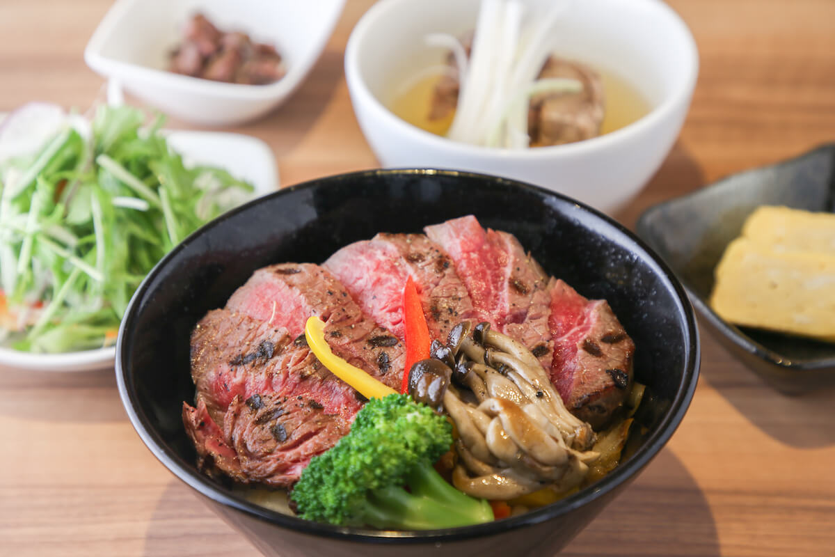 仙台牛すてーき丼2000円（テールスープ、漬物、サラダ、小鉢付）