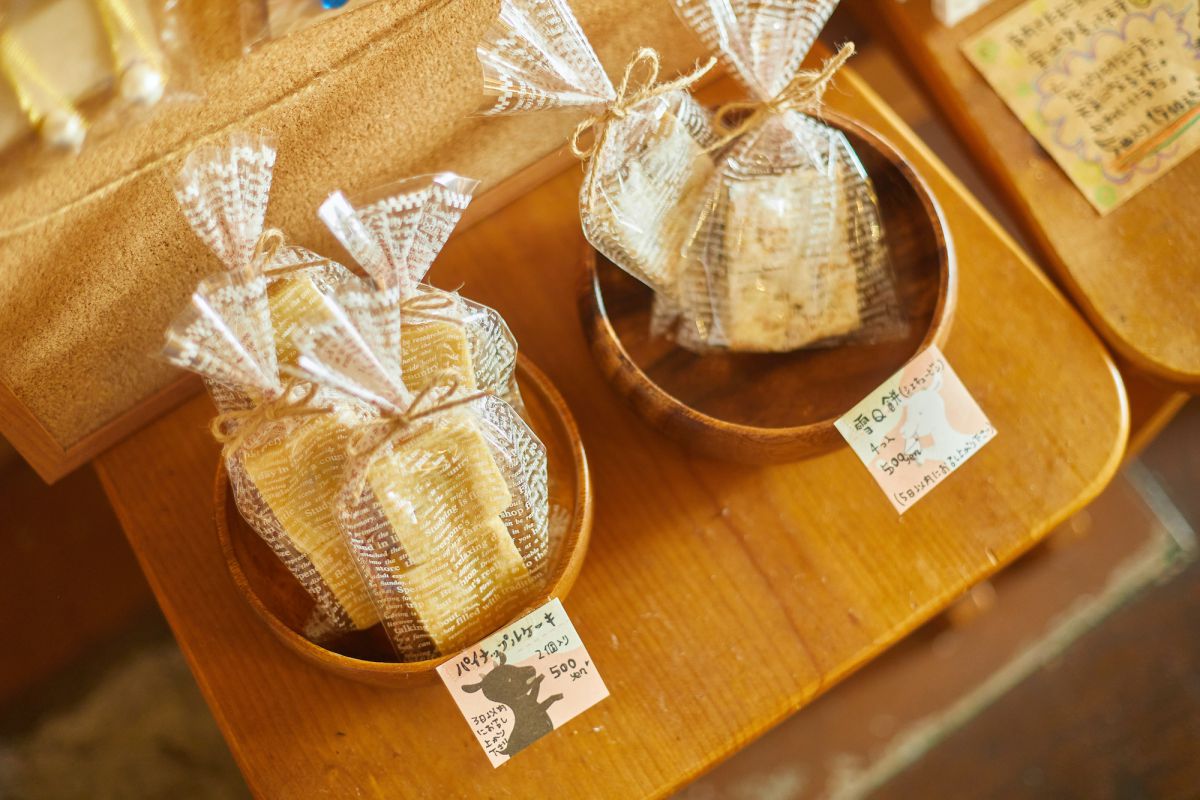 雪Q餅（シェキュービン）500円、パイナップルケーキ500円