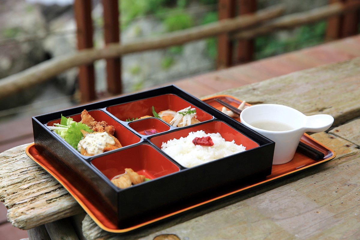 「本日のお魚定食」1000円。旬の地魚を深島みそで味付けし、滋味深い