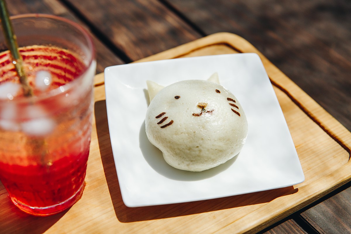 キュートな「ねこまん」は、豚肉・生姜焼き・鶏皮ゴボウの3種で各200円