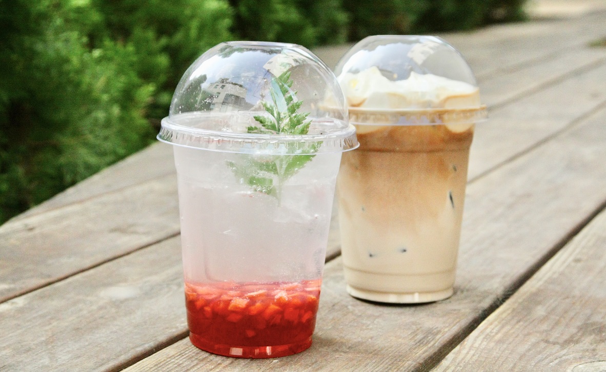 右がシグネチャーのスマイルクリームラテ/5500ウォン、今月の飲料で10月は桃プラムエイド/6000ウォン