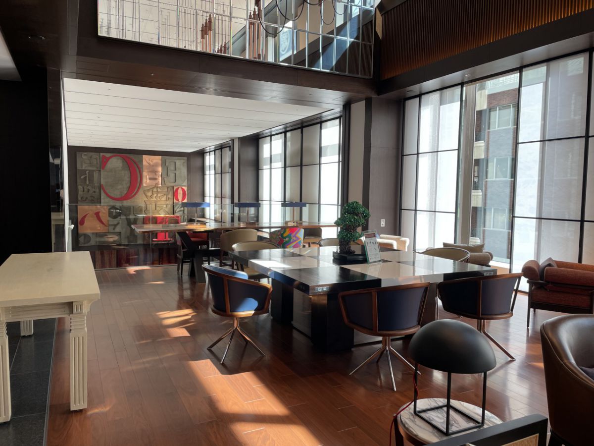 ロビーラウンジ二 はコンセント付きの席もあり、テレワークも可能