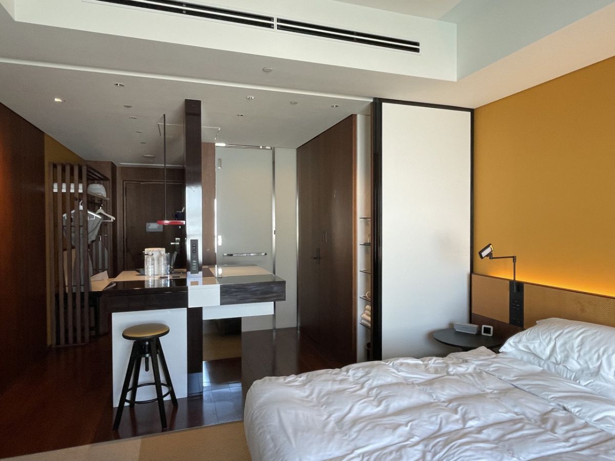 黄色いスツールがある周りが「ファンクションテーブル」。ベッドサイドにはBluetoothスピーカーも。