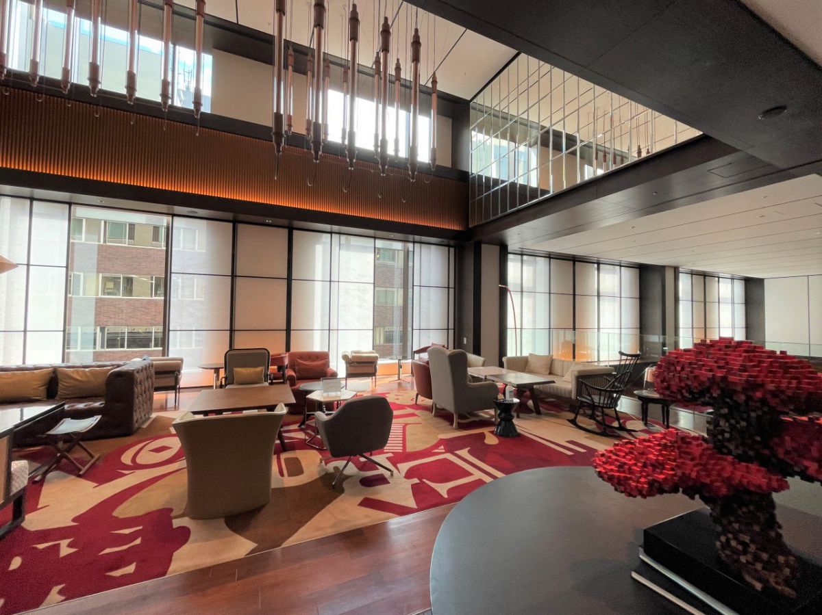 冒頭に出てきたアートの反対側にある絨毯はこちら。天井から吊るされたランプは。天井から吊るされたランプは、新聞の社で印刷に使われる輪転機をモチーフとしたオリジナルデザインだそう。