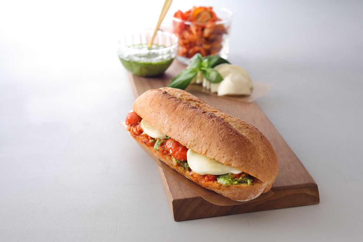 「バジルチキン＆トマトモッツァレラ 石窯フィローネ」528円（店内利用）