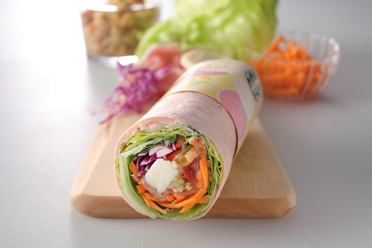 「10種野菜＆生ハム サラダラップ」506円（店内利用）