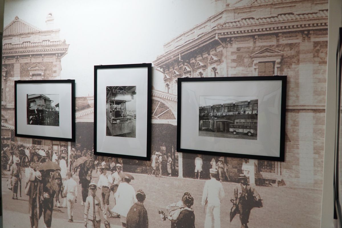 横浜工場5階には崎陽軒の大正初期〜昭和30年代の写真を展示