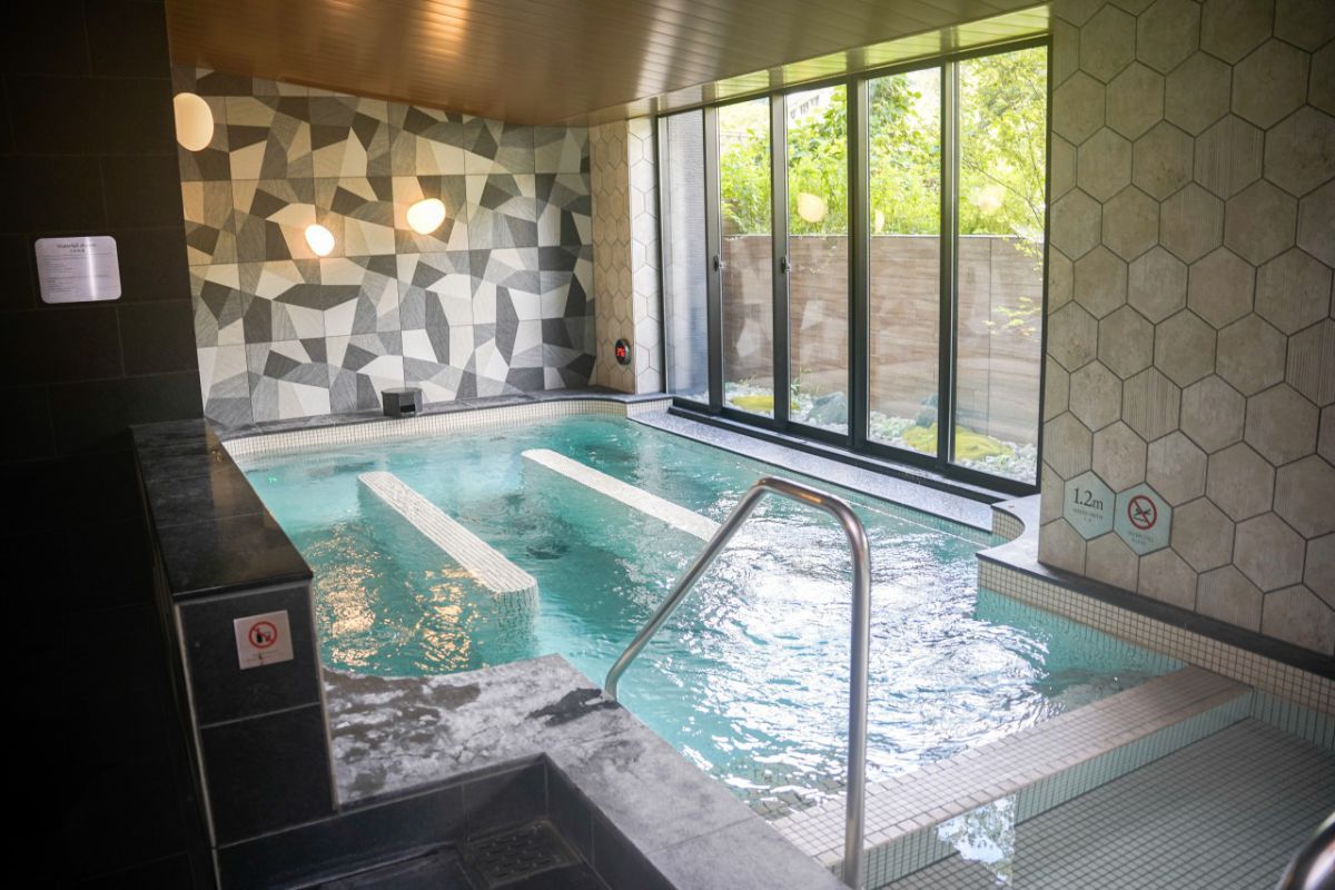 歩いて入る立ち湯やサウナもあります。日帰り入浴可能