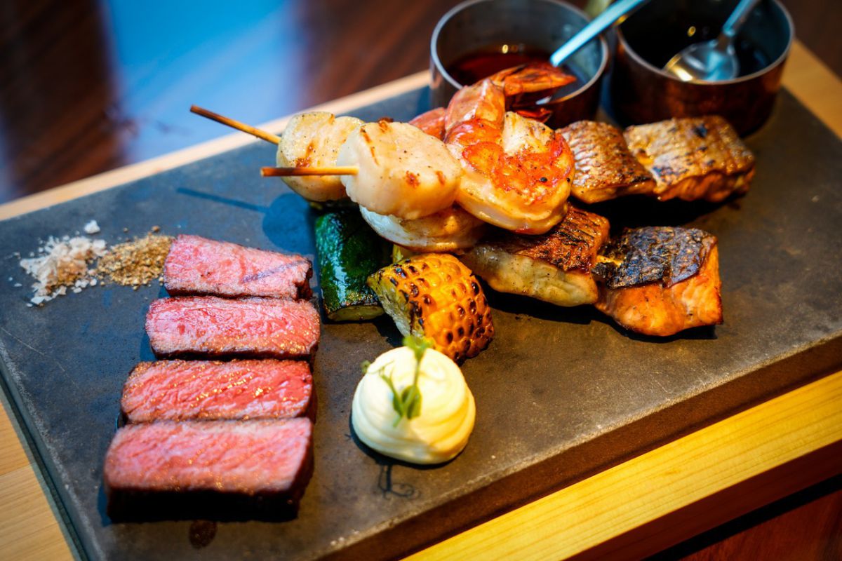 「シェフお任せ足柄牛のグリルとシーフードのプロシェット」。海老、ホタテ、本日のお魚のサーモン、季節の野菜とともに