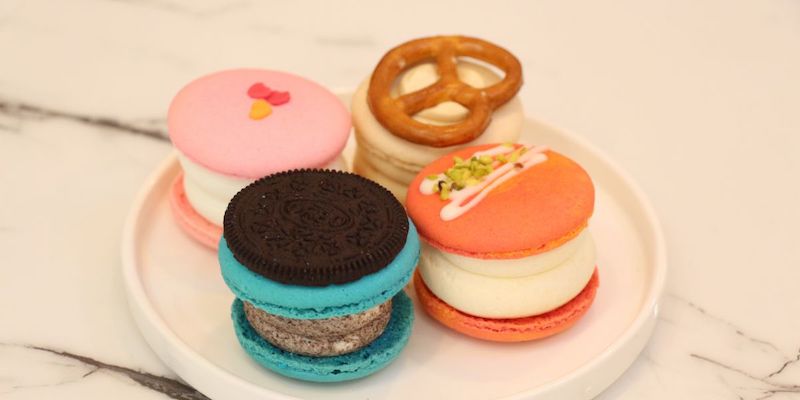 「トゥンカロン」（左上から時計回りにミルク、ソルティキャラメル、オレンジ、オレオ）各380円　