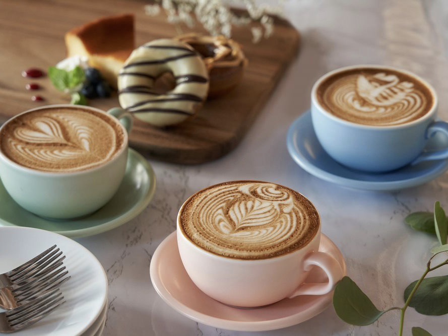 ラテアートも美しいホットのラテメニューが豊富