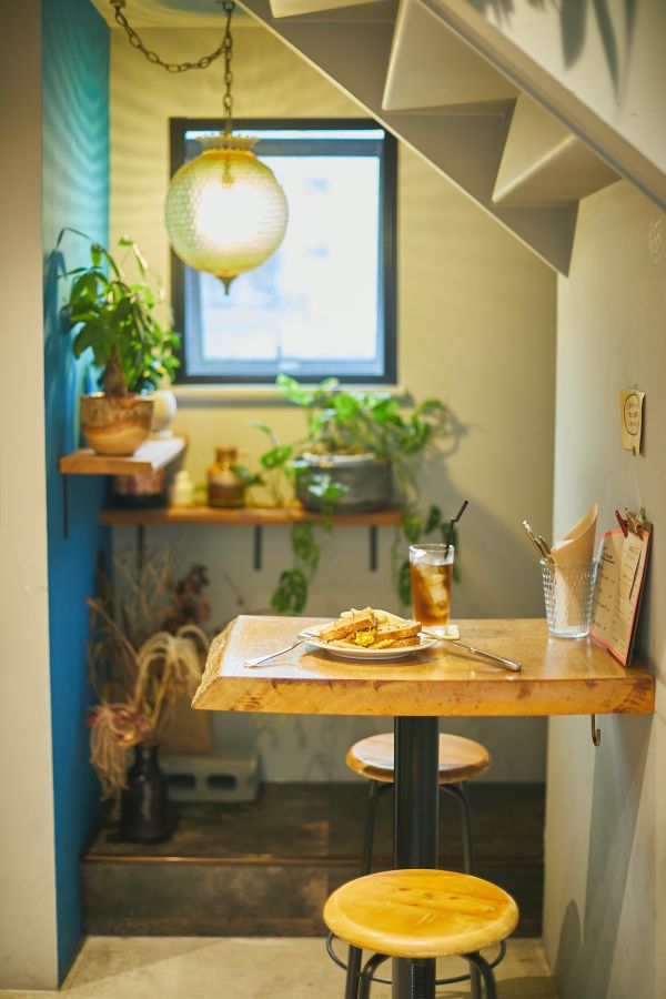 「ピリ辛！エスニックオムレツサンド」900円、「辛口ジンジャエール」400円