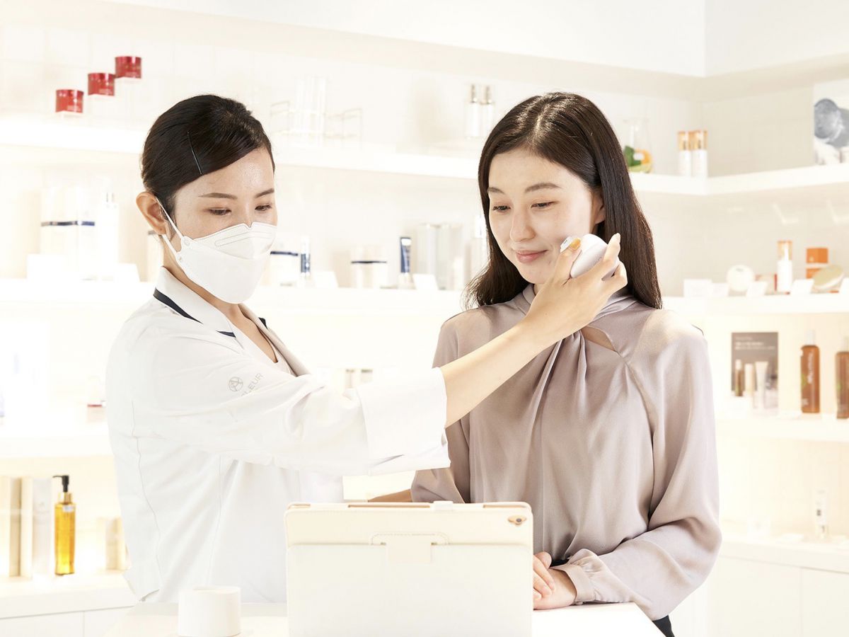 ビューティーアドバイザーさんと一緒に肌の状態をチェック！
