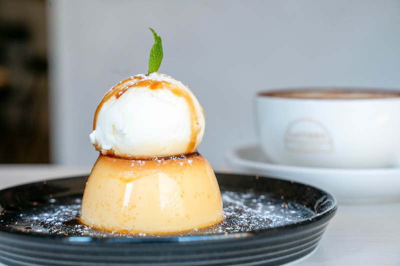 「ケーキセット」（プリン）1300円（コーヒーをカフェラテに変更＋150円）