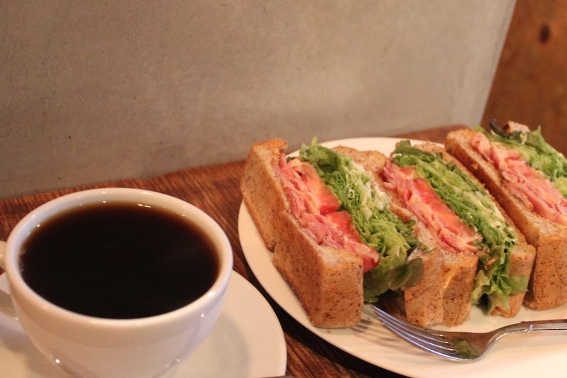 「マイルドブレンド」550円、「B.L.Tサンド」1000円