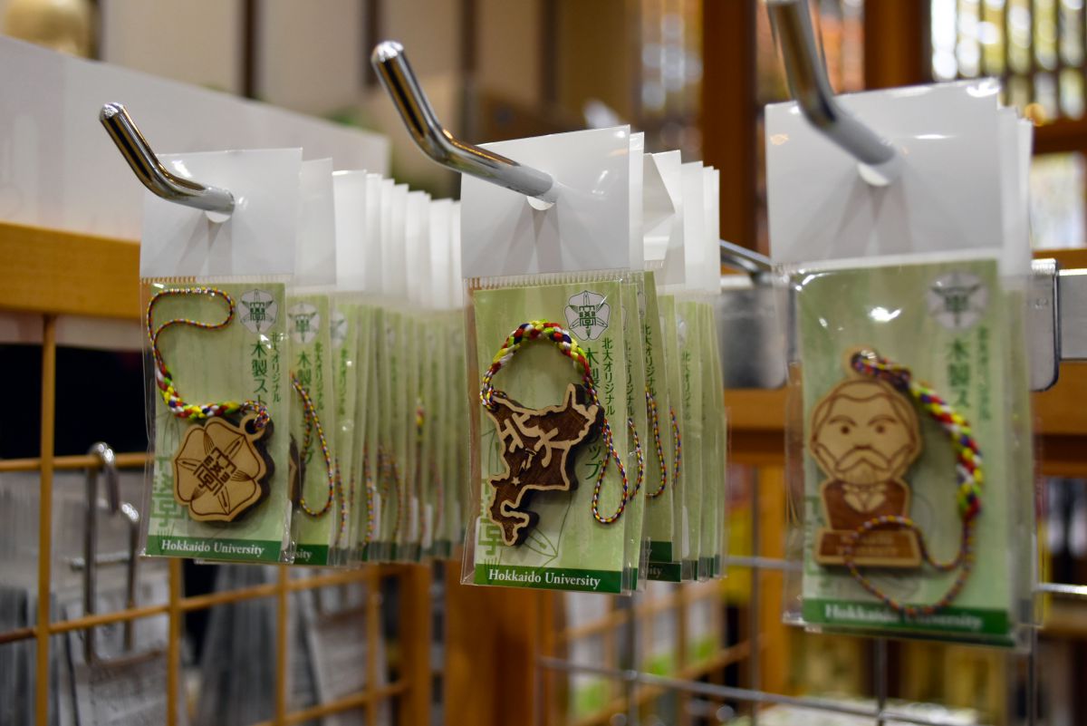 木製ストラップ各385円