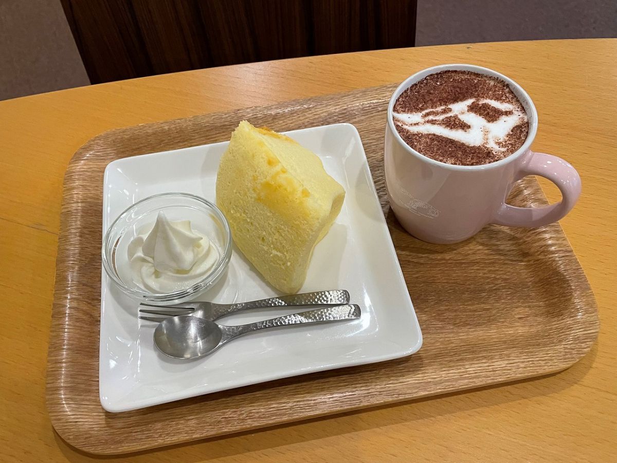 ふわふわ、しっとりのシフォンケーキホット700円。ホットドリンク（一部）はプラス100円で楽しい「ダイナソーラテ」に！