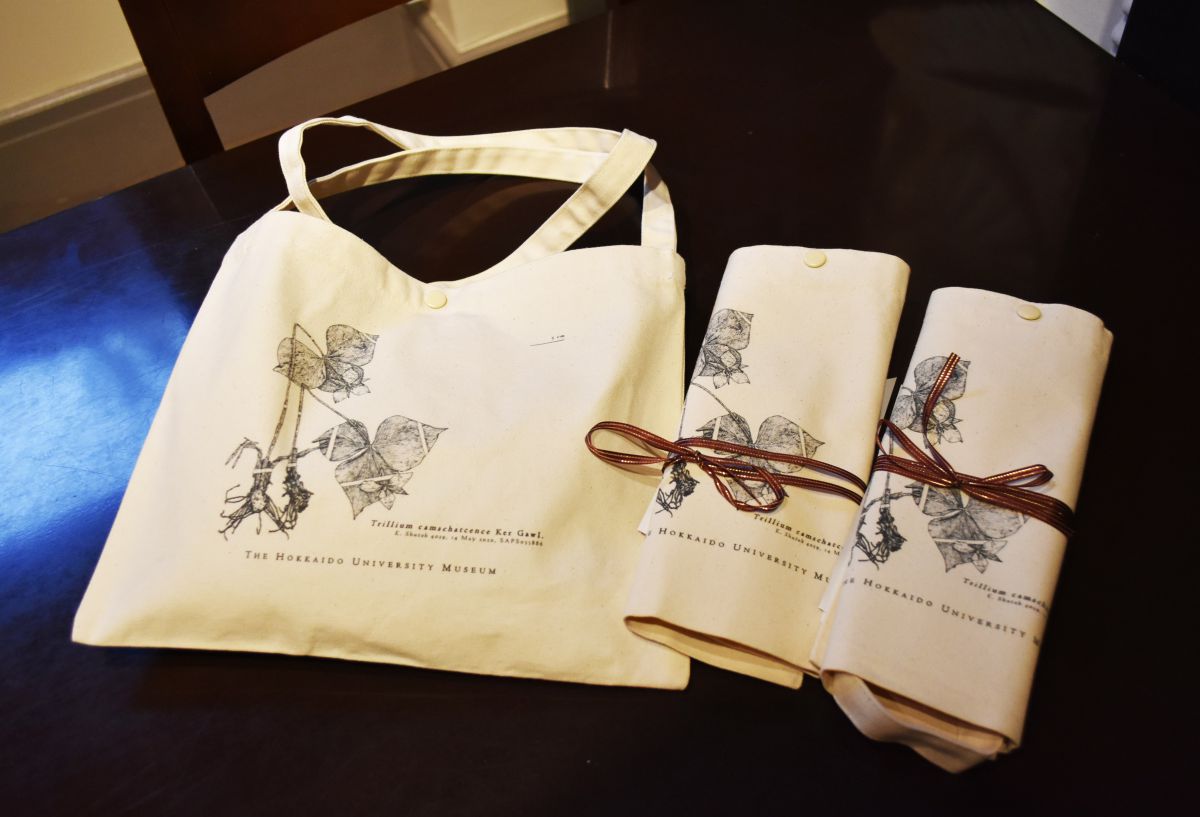 大人気の学生企画。「オオバナノエンレイソウ」のサコッシュ1001円