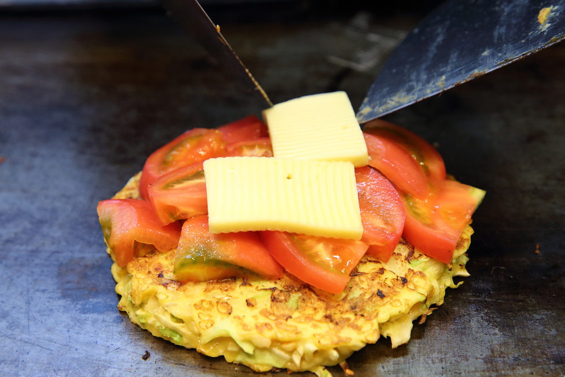 「新鮮トマトチーズのお好み焼き」1100円