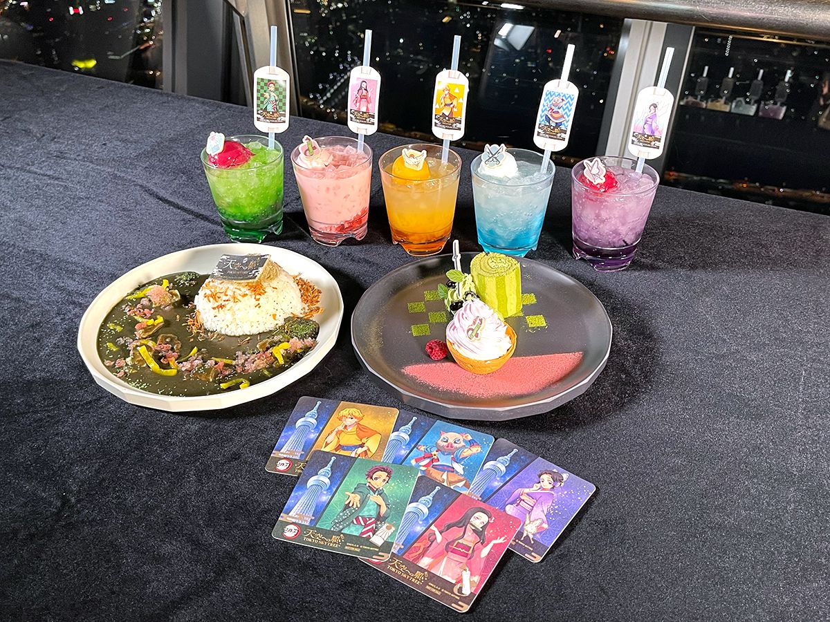 奥の左から「フロートドリンク」各950円、「天空のブラックカレー」1500円、「炭治郎と禰豆子のデザートプレート」1500円