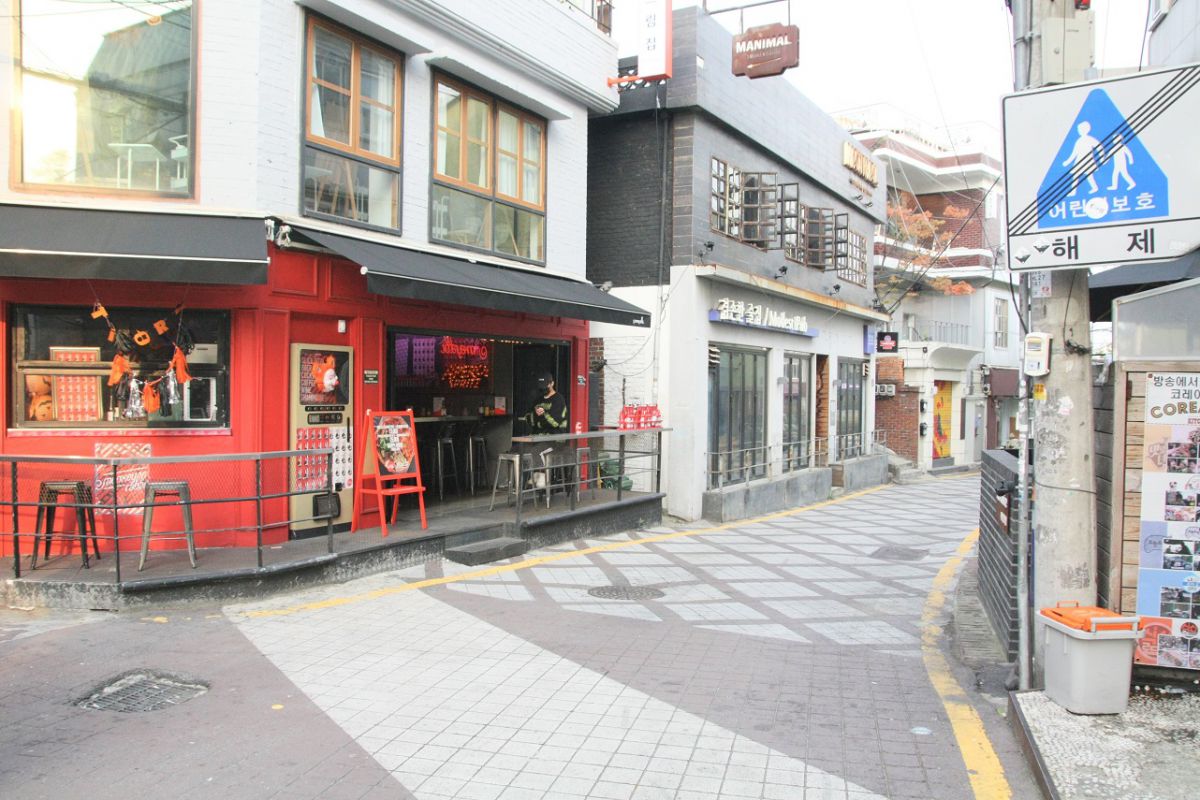 セロとスアのキスを邪魔した路地