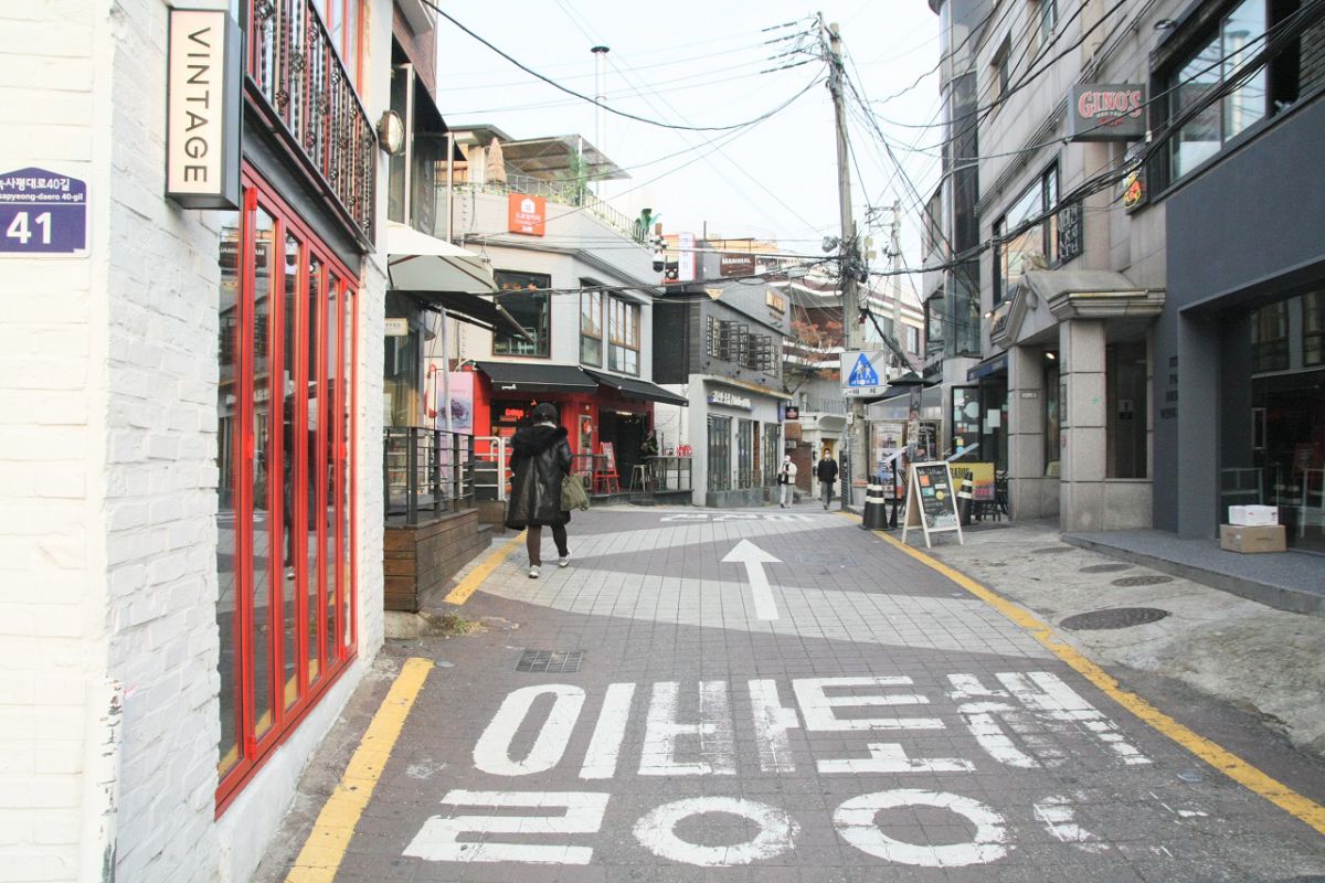 イソがクラブから出てきて歩くシーン